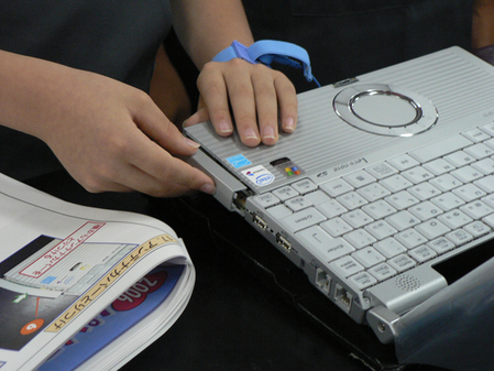 日本學生親手組裝松下筆記本，體驗科技制造之美